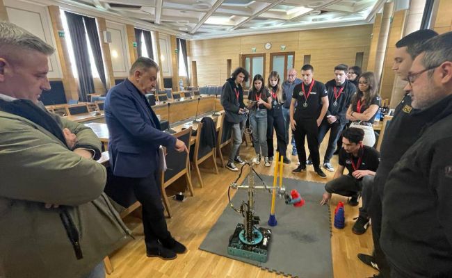 Primarul Gentea s-a întâlnit cu echipa de robotică de la 'Zinca Golescu'