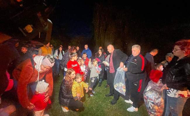 Primarul de la Mărăcineni, dulciuri și fructe pentru copiii prezenți la Focul lui Sumedru