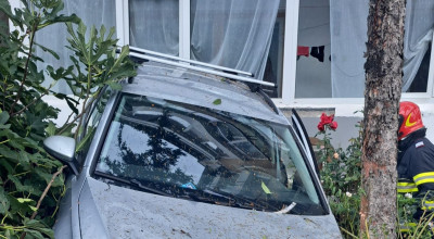 Accident INCREDIBIL în Pitești! A intrat cu mașina în balconul unui BLOC!