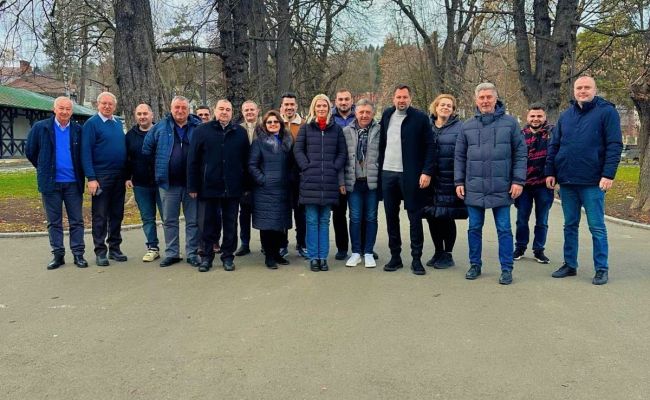 Maimuțăreala liberalilor la Câmpulung!