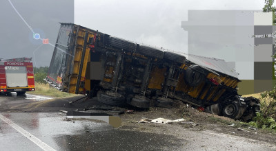 ACUM! Accident GRAV în Argeş! TIR răsturnat!