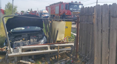 Accident în Argeș! A DĂRÂMAT un stâlp de electricitate