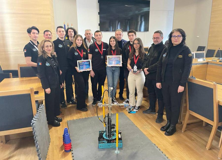 Primarul Gentea s-a întâlnit cu echipa de robotică de la 'Zinca Golescu'