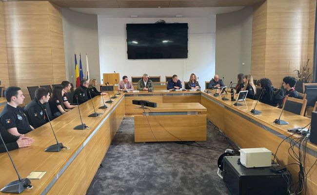 Primarul Gentea s-a întâlnit cu echipa de robotică de la 'Zinca Golescu'