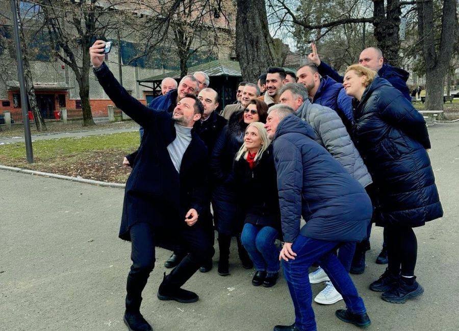 Maimuțăreala liberalilor la Câmpulung!