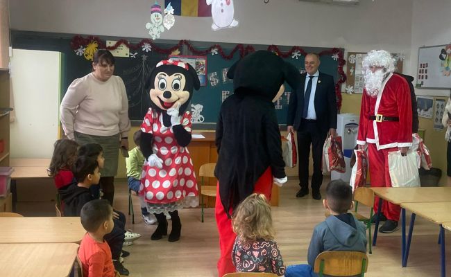 Primarul de la Mărăcineni, CADOURI pentru elevii din comună