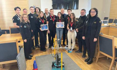Primarul Gentea s-a întâlnit cu echipa de robotică de la 'Zinca Golescu'