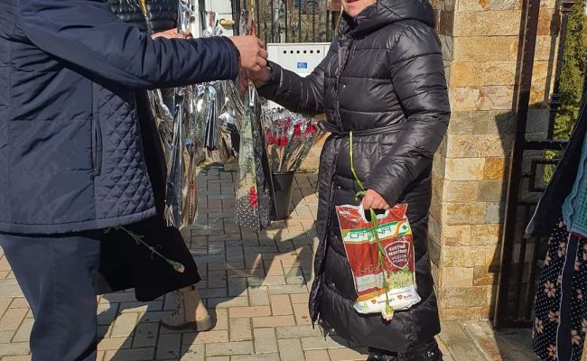 Primarul Dan Stroe a oferit flori doamnelor și domnișoarelor