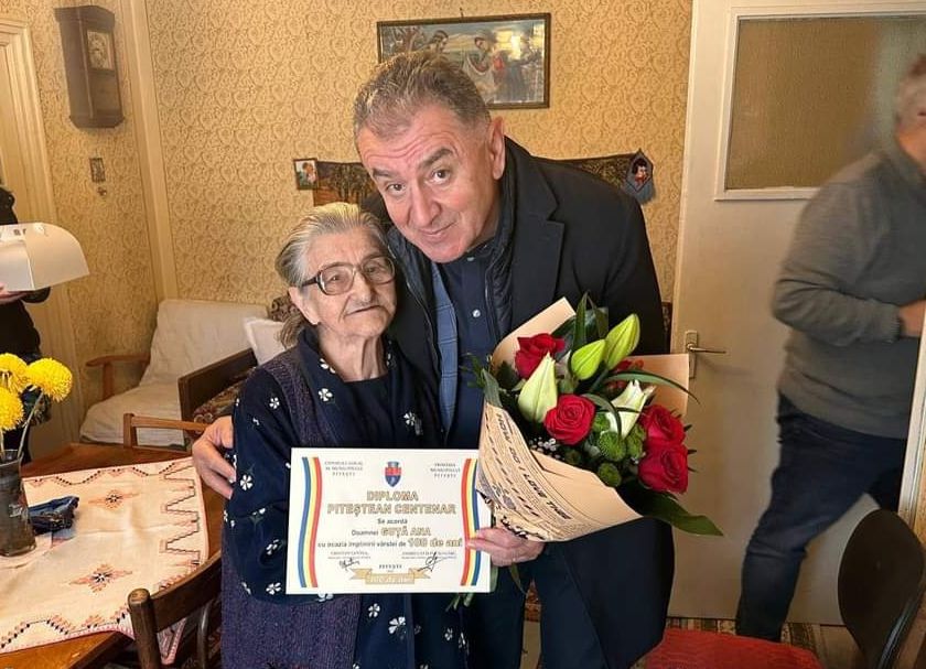 Primarul Cristian Gentea, surpriză pentru o bătrână din Pitești care a împlinit 100 de ani
