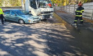 ACUM! Ciocnire între un camion și o mașină în Pitești