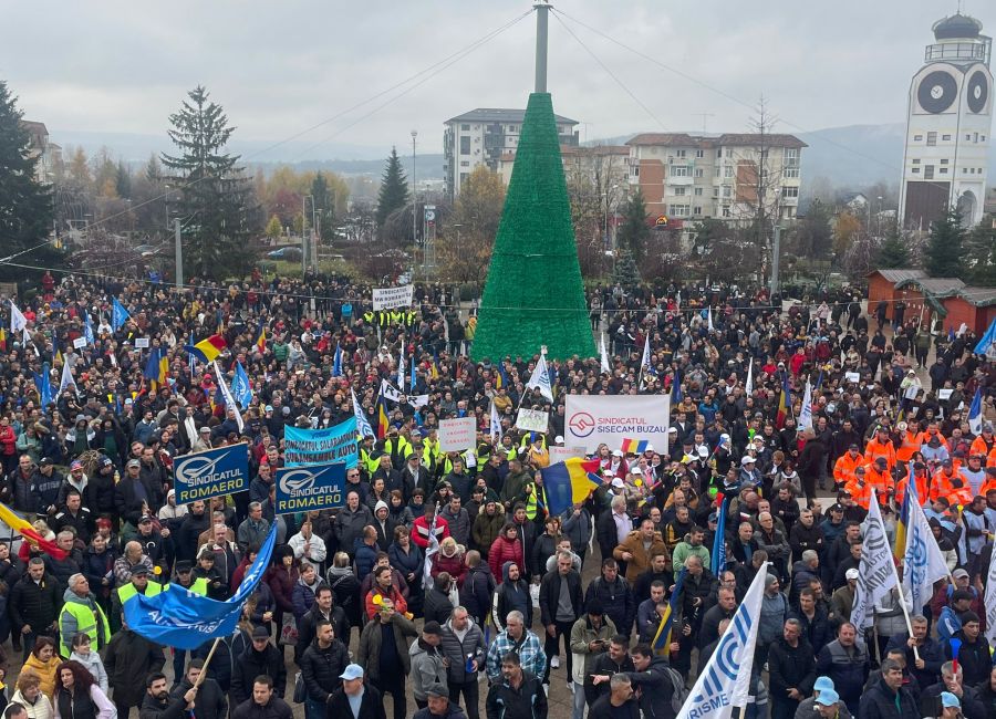 VIDEO! ACUM! Mii de angajaţi Dacia protestează în centrul Mioveniului