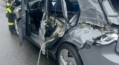 Accident în Argeş! Impact între trei maşini şi un TIR