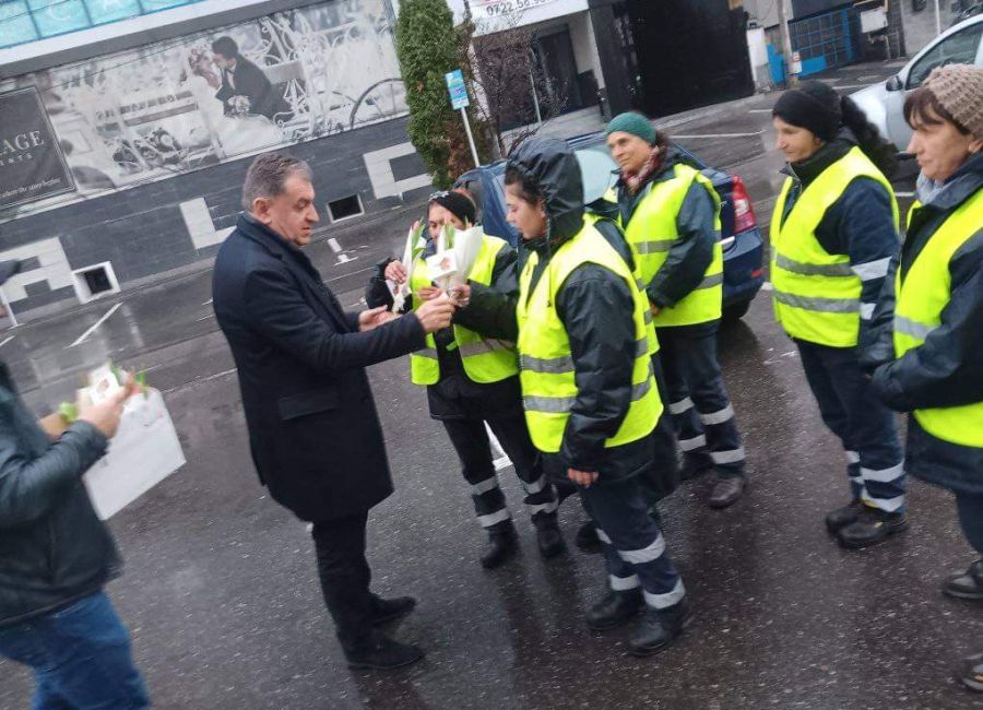 Primarul Gentea a oferit mărțișoare angajatelor de la Salpitflor și Salubritate