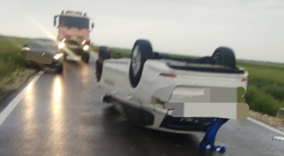 Accident GRAV în Argeş! O maşină s-a RĂSTURNAT