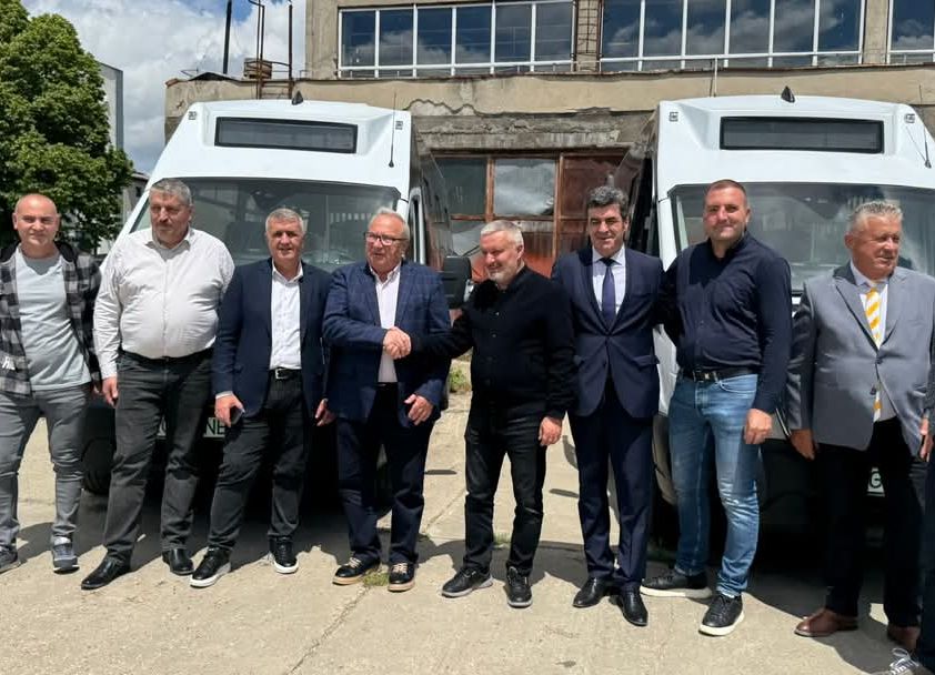 Alte șase microbuze electrice școlare au ajuns către primăriile din județ