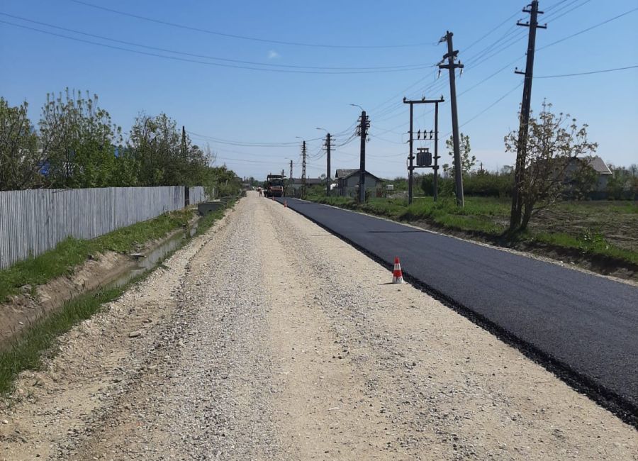 A început asfaltarea drumului județean 703B, Lunca Corbului - Costești