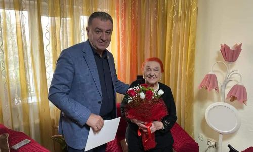 Primarul Gentea, surpriză pentru o piteșteancă ajunsă la 100 de ani
