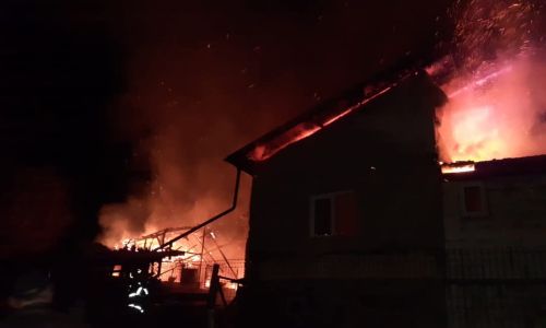 ACUM! ARDE o casă în Argeș