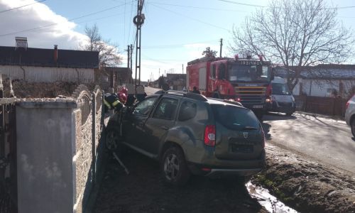 ACUM! Accident în Argeș! A intrat cu mașina într-un gard