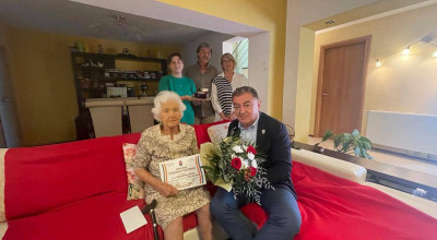 Primarul Gentea, surpriză pentru o bătrână din Piteşti care a împlinit 100 de ani
