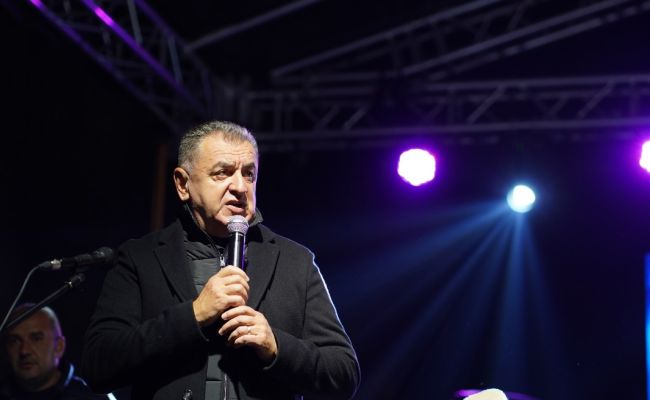 Primarul Gentea a aprins iluminatul festiv, alături de minunaţii copii ai Piteştiului