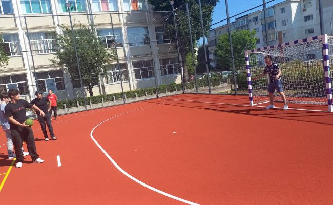 Primarul Gentea, o nouă promisiune îndeplinită! Teren modern de sport în Piteşti
