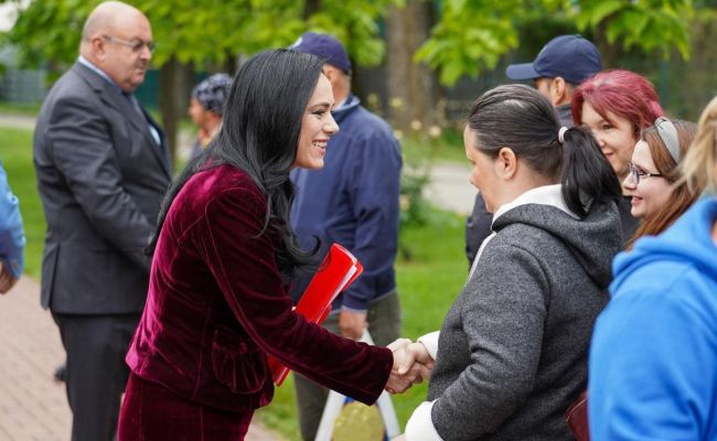 Ministrul Simona Bucura-Oprescu, președintele CJ Argeș Ion Mînzînă și primarul Cristian Gentea s-au întâlnit cu angajatorii și candidații de la Bursa Locurilor de Muncă de la Pitești! Argeșul se dezvoltă prin investiții majore care aduc locuri de muncă pl