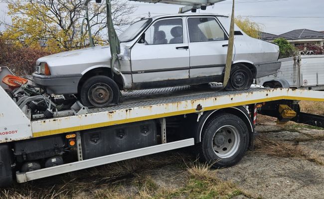 Continuă ridicarea mașinilor abandonate de pe domeniul public al Piteștiului!