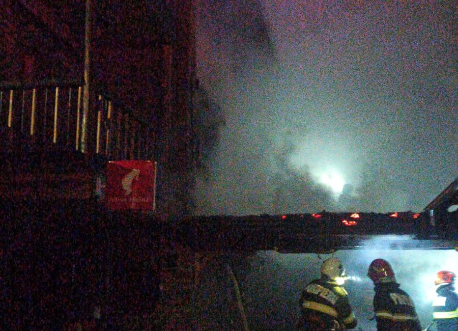 Azi-noapte, INCENDIU la un local din Argeș