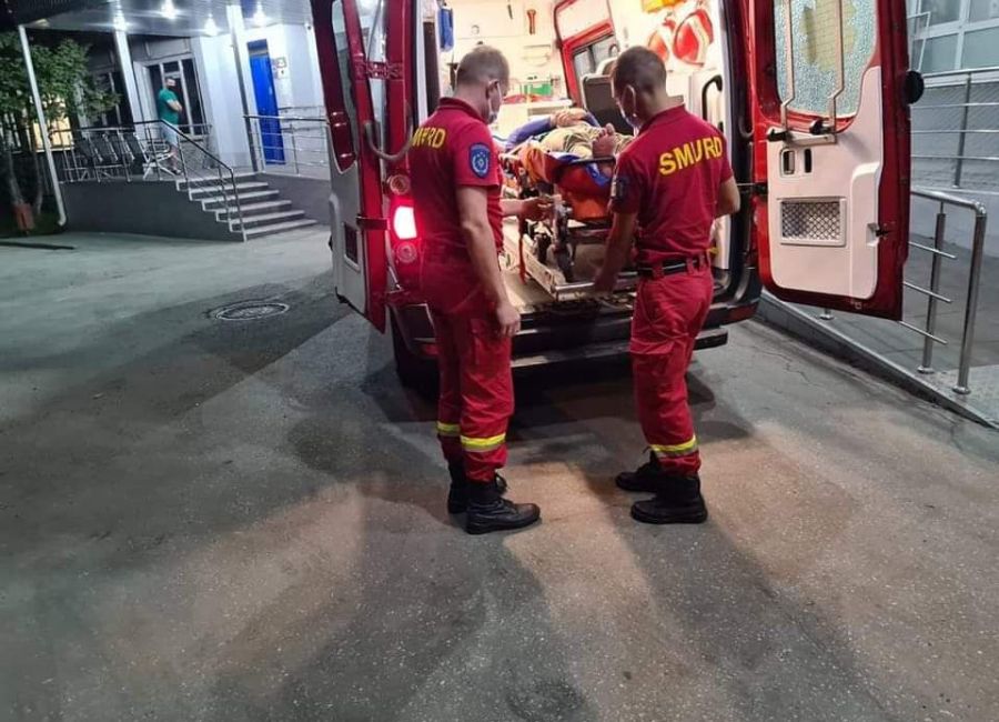 Tentativă de OMOR în Argeș! O femeie și-a ÎNJUNGHIAT soțul