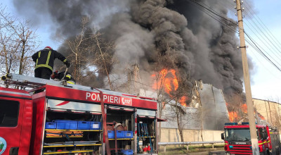 O casă a luat FOC în Argeș! O bătrână a fost RĂNITĂ
