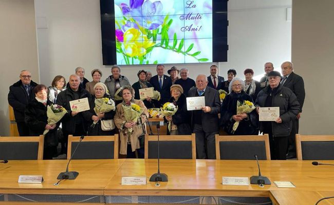 Momente emoţionante la Primăria Piteşti! Cupluri premiate de către primarul Gentea