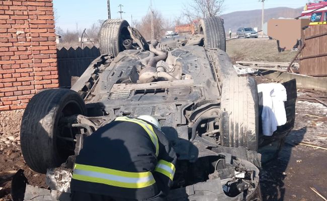 Accident în Argeș! S-a RĂSTURNAT cu mașina în curtea unei gospodării