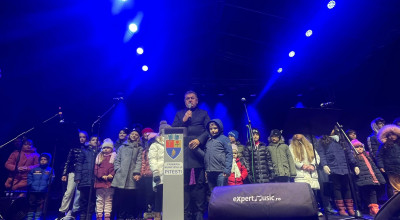 Primarul Cristian Gentea, alături de un grup de copii a aprins iluminatul festiv