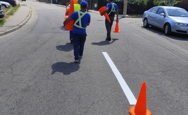 În Mioveni se lucrează la refacerea marcajelor rutiere!