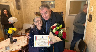 Primarul Cristian Gentea, surpriză pentru o bătrână din Pitești care a împlinit 100 de ani