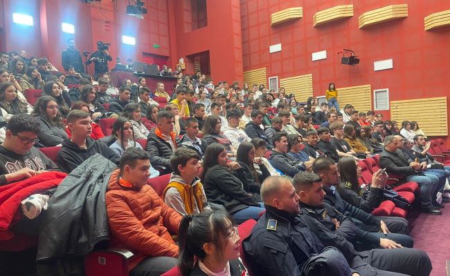 Trei tineri DEŢINUŢI, lecţii de viaţă pentru elevii din Mioveni