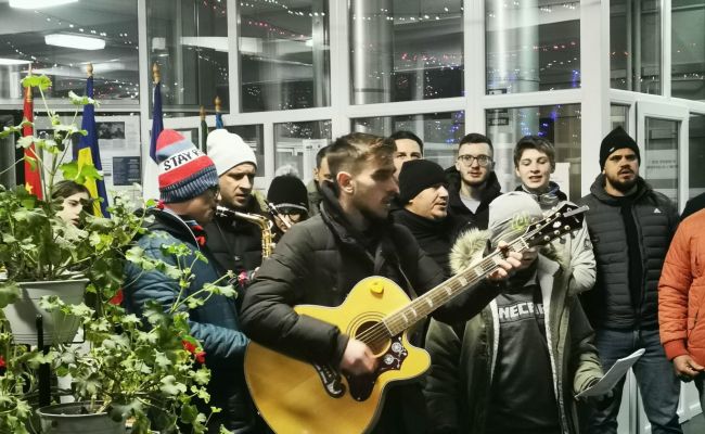 Primarul de la Mioveni colindat de zeci de copii