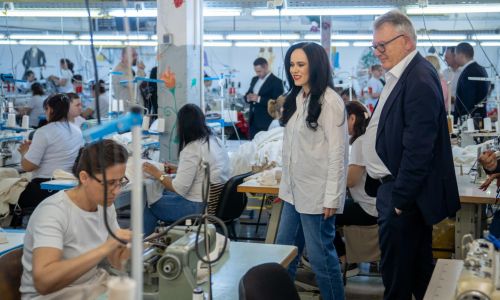 Ministrul Simona Bucura Oprescu a vizitat o fabrică de confecţii din Dâmboviţa
