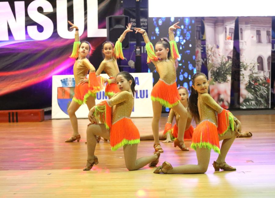 Piteştenii au impresionat la 'Dansul Florilor'