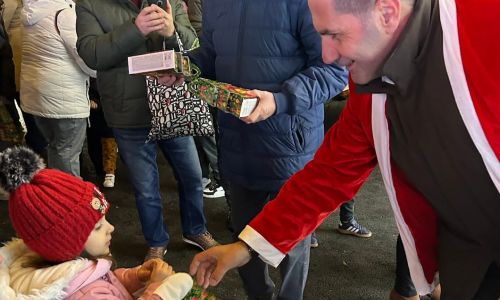 Comuna Bradu este gata de sărbătorile de iarnă! Primarul Dan Stroe a aprins iluminatul festiv!