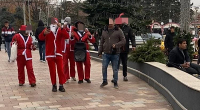 Grupuri de falși colindători, sancționate pentru cerșetorie și tulburarea liniștii publice în centrul Piteștiului!