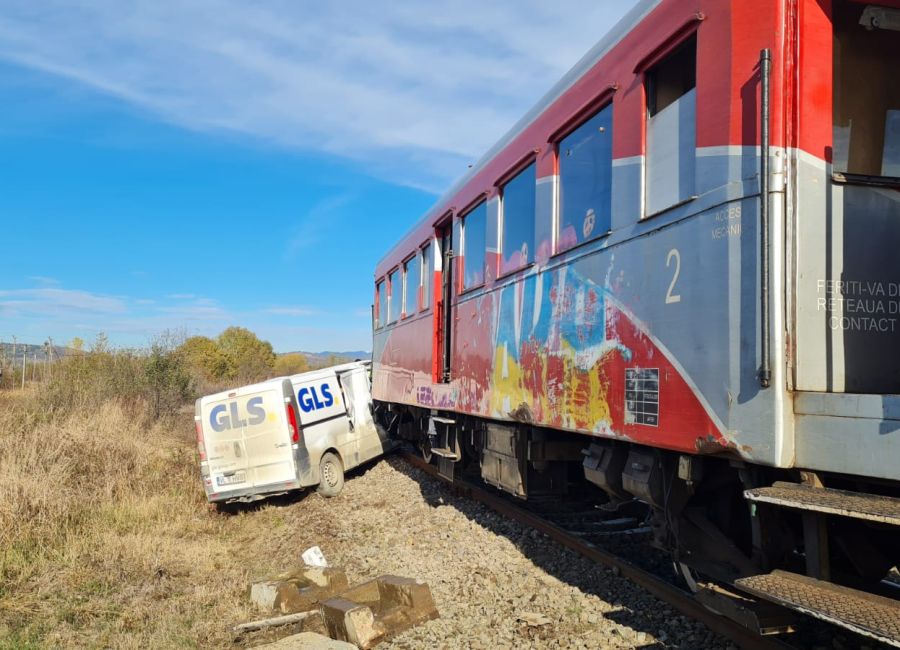 ACUM! O mașină a fost LOVITĂ de un tren în Argeș