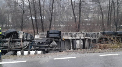 ACUM! Accident GRAV în Argeș! Un TIR s-a RĂSTURNAT