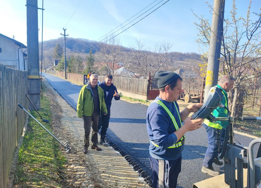 Lucrări de asfaltare în comuna Bogaţi