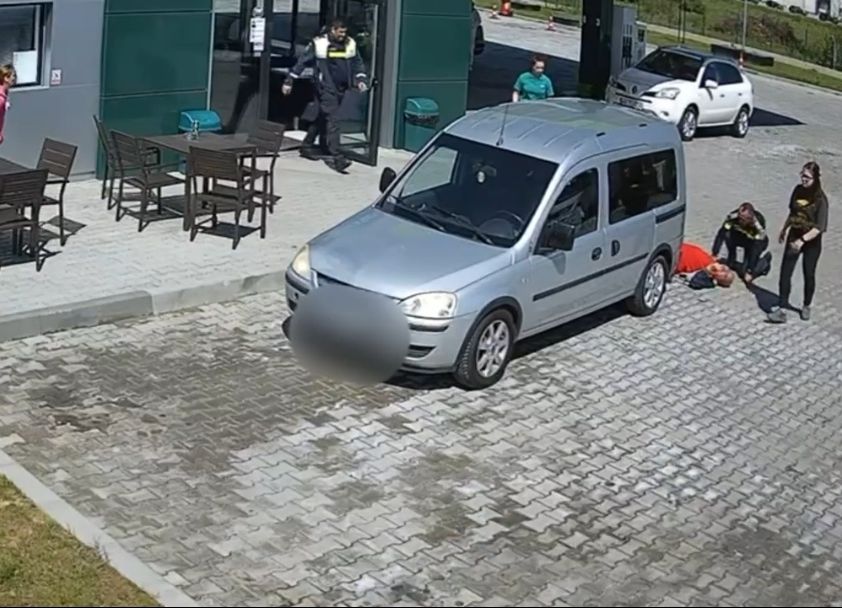 Clipe de panică la o benzinărie din Argeș! Un bărbat a LEȘINAT