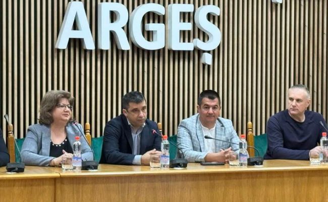 Zeci de elevi din România și Serbia, în vizită la Consiliul Județean Argeș