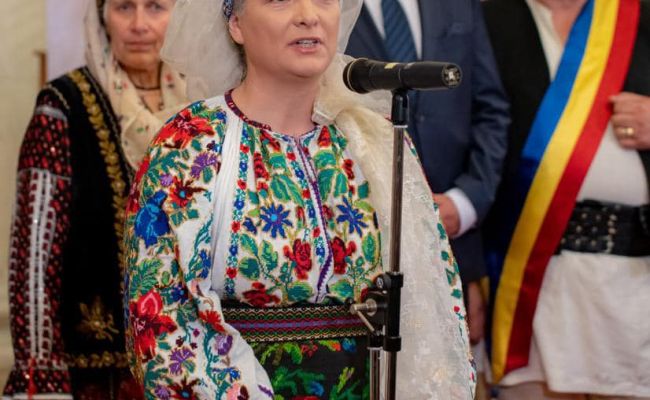 Simona Bucura Oprescu: 'Costume populare minunate din Argeș și Muscel spun în această săptămână povestea neamului românesc la Palatul Parlamentului'