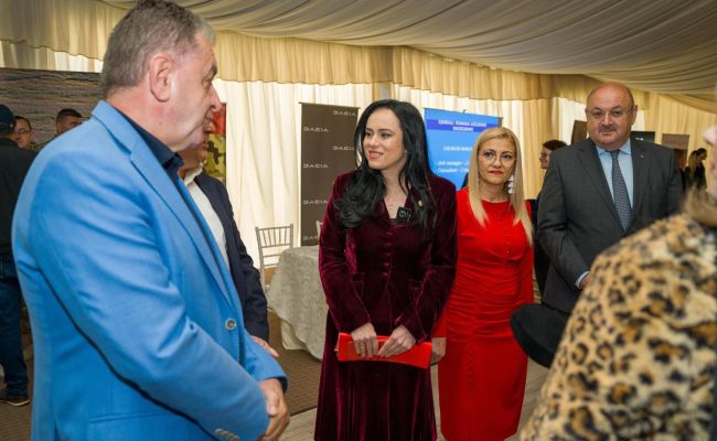 Ministrul Simona Bucura-Oprescu, președintele CJ Argeș Ion Mînzînă și primarul Cristian Gentea s-au întâlnit cu angajatorii și candidații de la Bursa Locurilor de Muncă de la Pitești! Argeșul se dezvoltă prin investiții majore care aduc locuri de muncă pl
