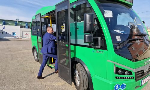 Un microbuz nepoluant a fost achiziţionat de Primăria Bradu